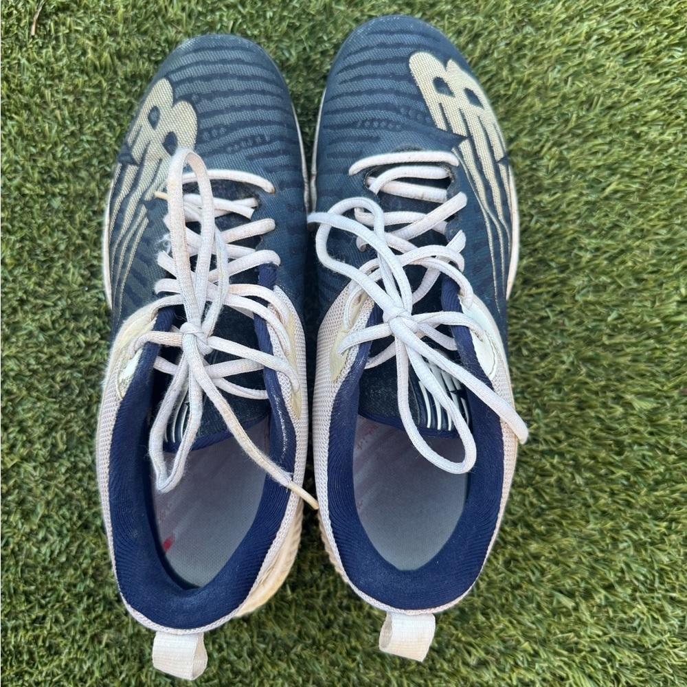 New balance Trout Baseball cleats
Size 8